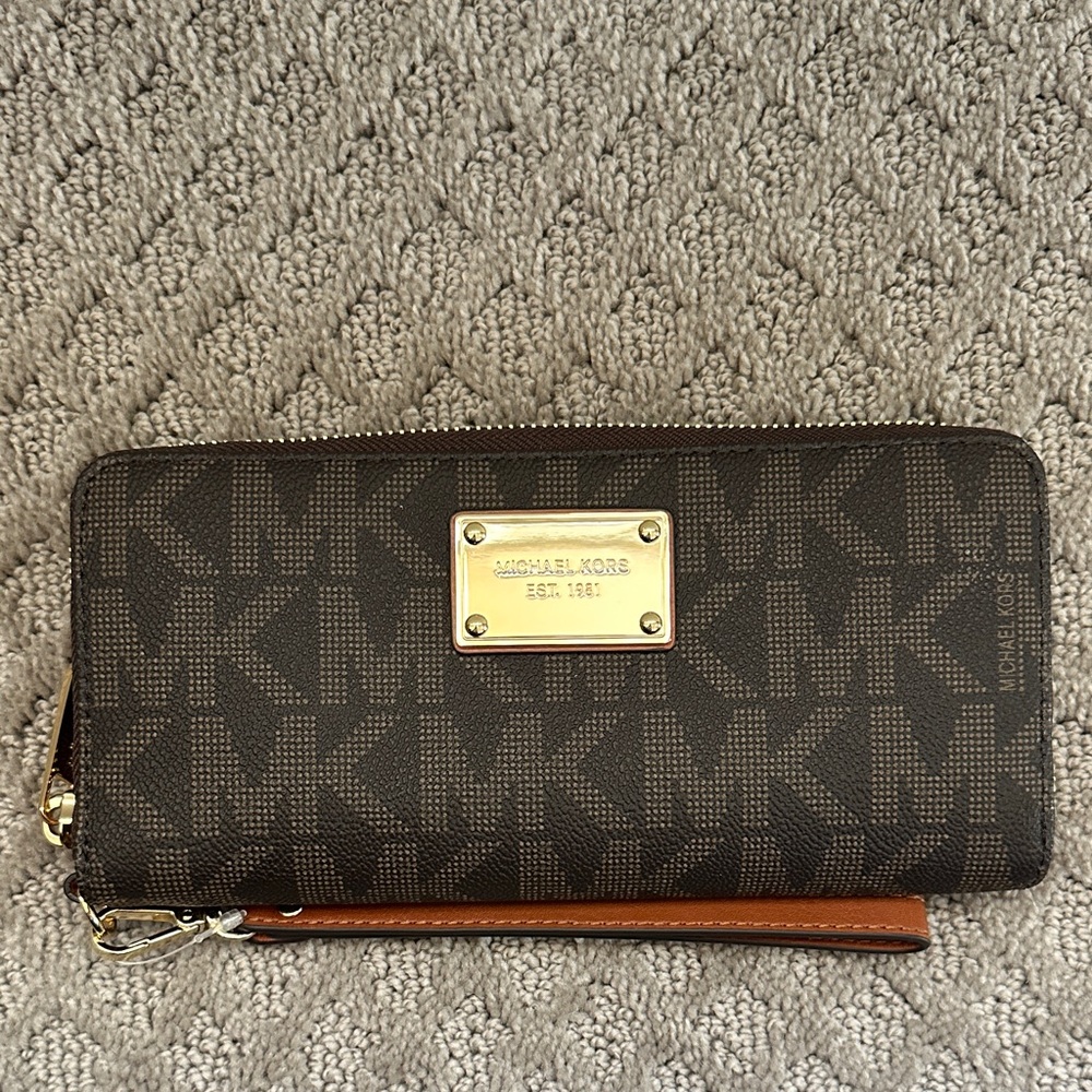 Michael Kors Travel Continental wristlet
